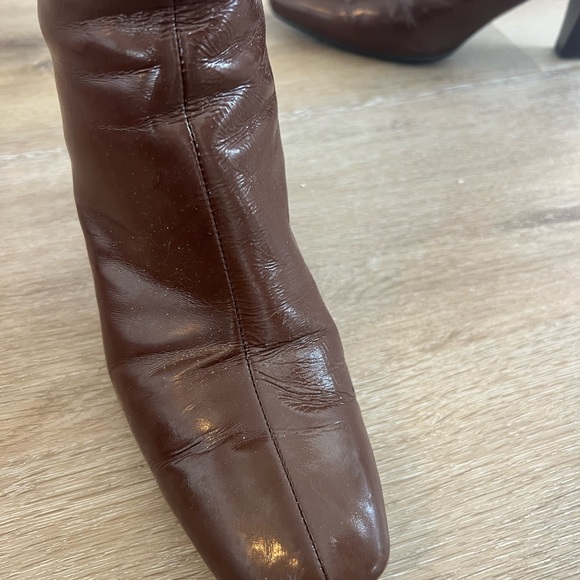 Groovy Cocoa Brown Staccato Patent Leather boots.
Great for that retro look! - Picture 6 of 7